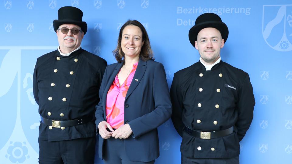 Regierungspräsidentin Anna Katharina Bölling mit dem neuen bevollmächtigten Bezirksschornsteinfeger Thomas Prachnau (rechts) und Innungsobermeister Dirk Franck.