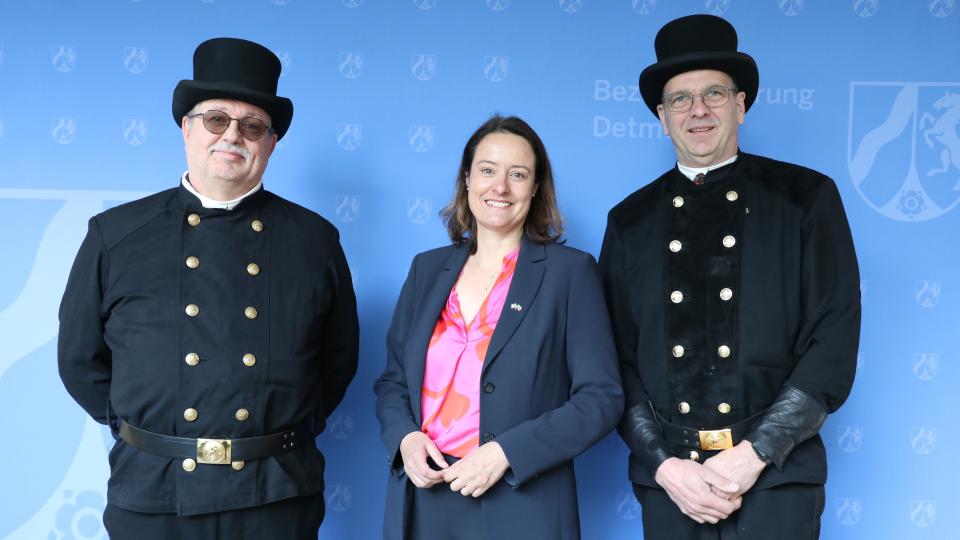 Regierungspräsidentin Anna Katharina Bölling mit dem neuen bevollmächtigten Bezirksschornsteinfeger Peter Kröger (rechts) und Innungsobermeister Dirk Franck.