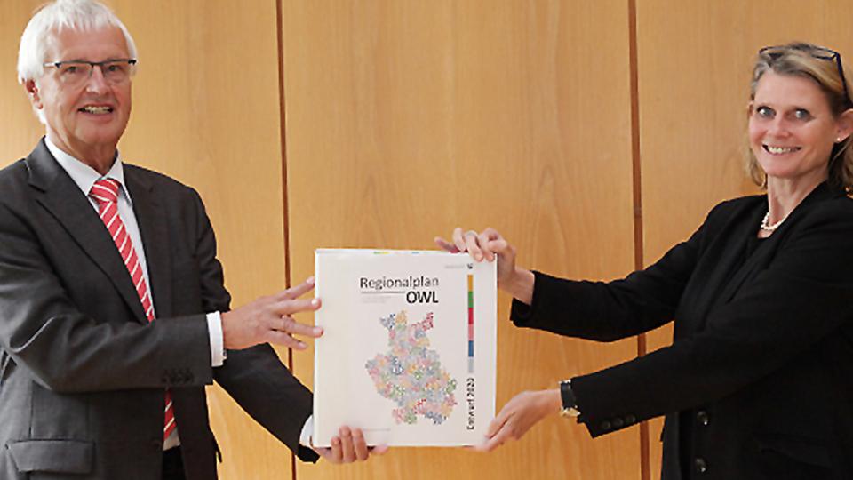 Reinold Stücke, Vorsitzender des Regionalrates, und Regierungspräsidentin Judith Pirscher präsentieren den Entwurf des neuen Regionalplans.