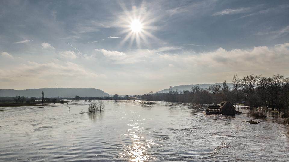 Hochwasser der Weser in Minden mit Blick auf das Kaiser Wilhelm Denkmal und den Fernsehturm auf dem Jakobsberg in Porta Westfalica