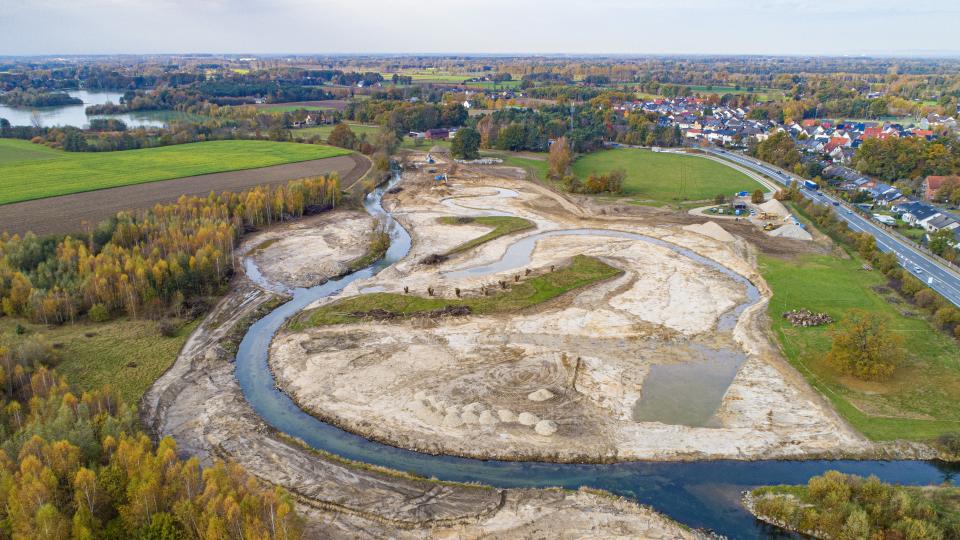 Das Baufeld im Überblick: Dieser Renaturierungsbereich soll künftig eine naturnahe Entwicklung der Lippe ermöglichen und zahlreichen Pflanzen und Tieren wieder einen 3 Lebensraum bieten. Rechts im Bild zu sehen ist die Bundesstraße 64, hinten links der Heddinghauser See.