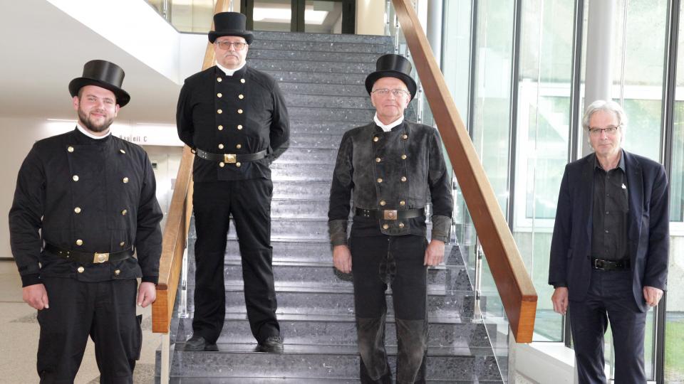 Der Vertreter des Gesellenausschusses, Konstantin Bauer (von links), Innungsobermeister Dirk Franck und Dezernatsleiter Josef Wegener (rechts) verabschieden Ulrich Sagemüller in den Ruhestand.