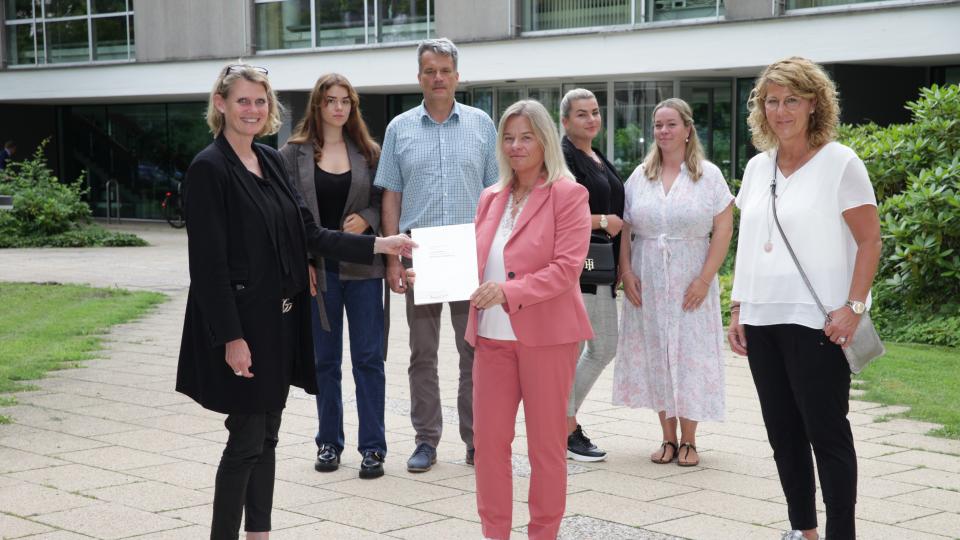 Katja Schultz-Metze erhält die Ehrenurkunde über die Belobigung des Landes NRW