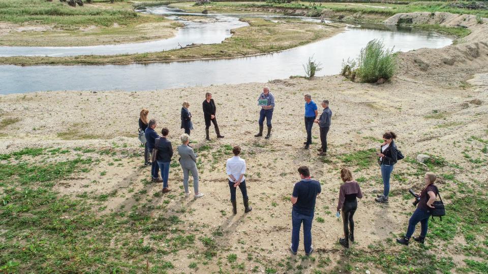 Das Bild zeigt die Gruppe von oben an der renaturierten Lippe.