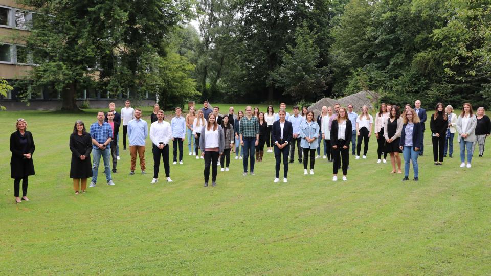 Das Foto zeigt die Nachwuchskräfte, die von Regierungspräsidentin Judith Pirscher begrüßt wurden.