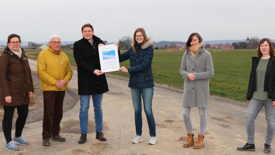 Zufrieden über den Abschluss der Wegebaumaßnahme (von links): Sabrina Wodtke (BR), Vorsitzender der Eigentümerversammlung Franz Engemann, Borgentreichs Bürgermeister Nicolas Aisch, Johanna Simon, Katharina Schmidt und Sandra Luwe (alle: BR).