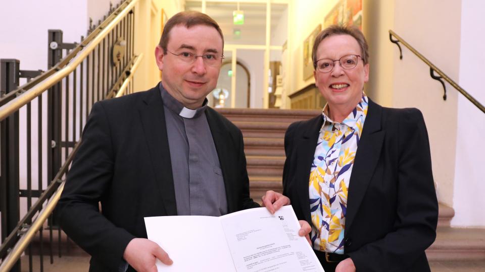 Regierungspräsidentin Marianne Thomann-Stahl übergibt in Schloss Corvey den Förderbescheid für die Neukonzeption der Dauerausstellung an Pfarrdechant Dr. Hans-Bernd Krismanek. 