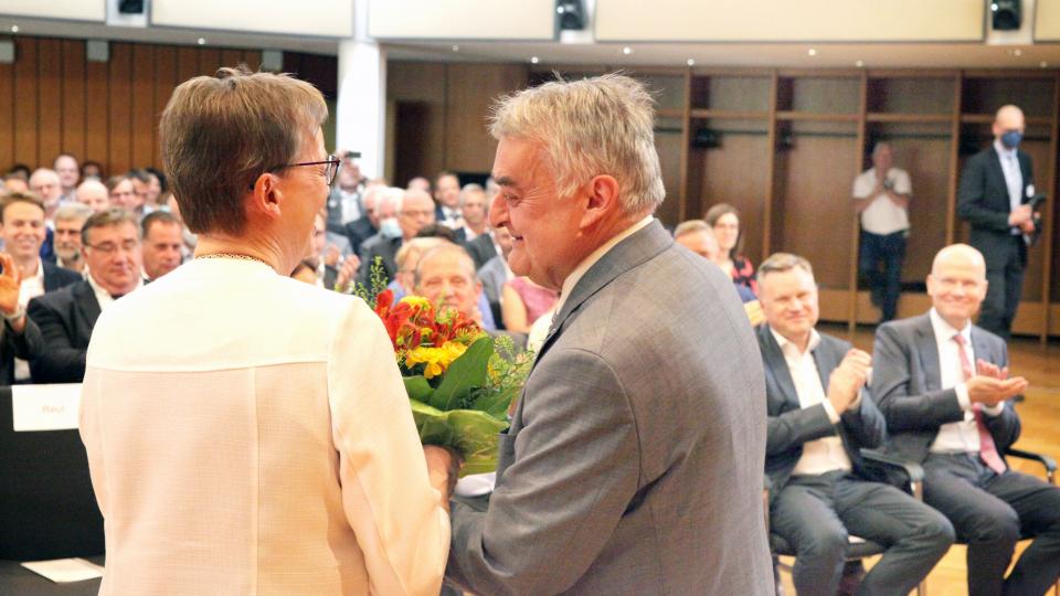 Herbert Reul, Minister des Innern des Landes Nordrhein-Westfalen, bedankt sich bei der scheidenden Regierungspräsidentin, Marianne Thomann-Stahl, für ihren erneuten Einsatz für die Bezirksregierung Detmold. 