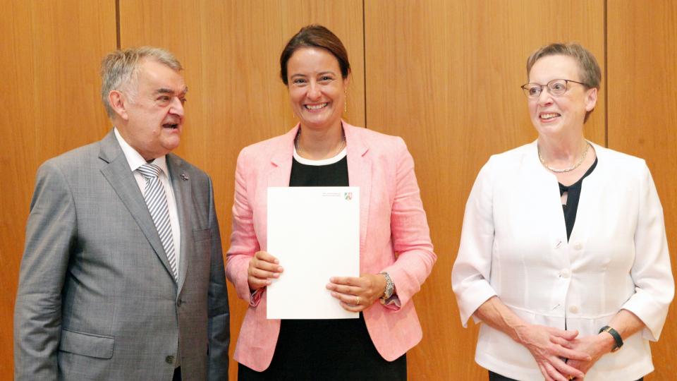 Herbert Reul, Minister des Innern des Landes Nordrhein-Westfalen, hat Anna Katharina Bölling (Mitte) mit Wirkung zum 1. September zur neuen Regierungspräsidentin im Regierungsbezirk Detmold ernannt und Marianne Thomann-Stahl verabschiedet.