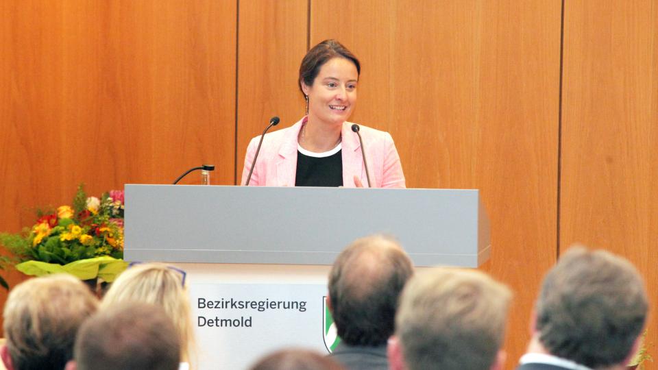 Die designierte Regierungspräsidentin, Anna Katharina Bölling, stellt sich dem Plenum in Detmold vor.