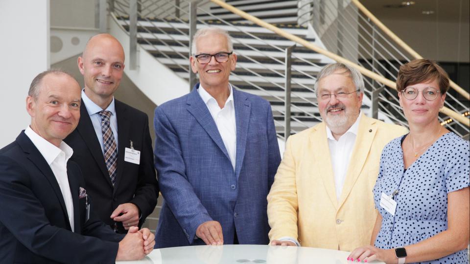 Hießen Vertreter westfälischer Kommunen bei der „Zukunftsmesse Kleinstädte“ in Rheda-Wiedenbrück willkommen (von links): Ralf Weidmann (Abteilungsleiter 3, Bezirksregierung Münster), Jens Kronsbein (Abteilungsleiter 3, Bezirksregierung Detmold, Regierungspräsident Hans-Josef Vogel (Regierungsbezirk Arnsberg), Franz-Reinhard Habbel und Heike Sachau (Bezirksregierung Arnsberg)