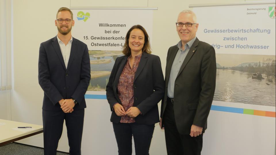 Haben mehr als 300 Teilnehmende bei der 15. Gewässerkonferenz begrüßt (v.l.): Michael Neuhaus (Leiter der WRRL-Geschäftsstelle), Regierungspräsidentin Anna Katharina Bölling sowie Abteilungsleiter Lutz Kunz. 