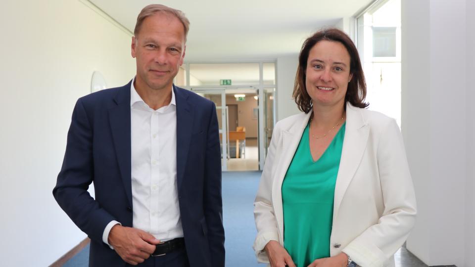 Regierungspräsidentin Anna Katharina Bölling und Ulf C. Reichardt, Vorsitzender der Geschäftsführung von NRW.Energy4Climate, besiegeln gemeinsam die Schirmherrschaft für die Klimakampagne in Ostwestfalen-Lippe. 