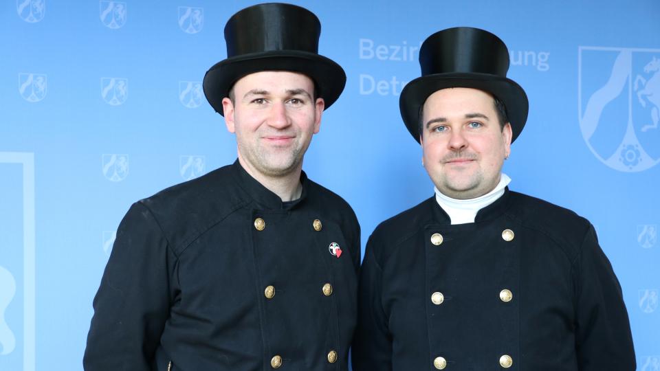 Der bevollmächtigte Bezirksschornsteinfeger Dennis Holtz (rechts) übernimmt den Kehrbezirk von Torben Werner Dittmann. 