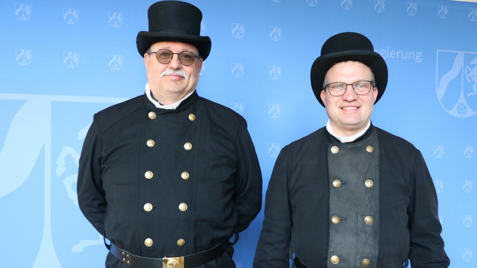 Der bevollmächtigte Bezirksschornsteinfeger Jörg Westerschlink (rechts) mit dem Obermeister Dirk Franck.