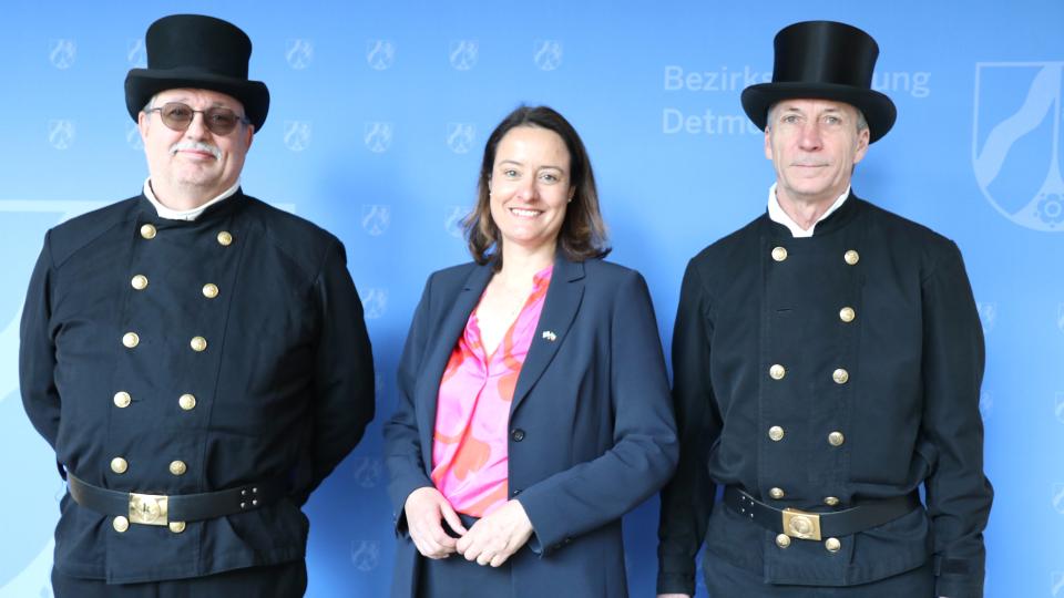 Regierungspräsidentin Anna Katharina Bölling mit dem neuen bevollmächtigten Bezirksschornsteinfeger Hans-Jörg Koch (rechts) und Innungsobermeister Dirk Franck.