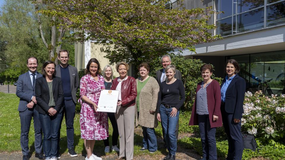 Die Bezirksregierung Detmold nimmt am Landesprogramm „Vereinbarkeit Beruf & Pflege“ teil