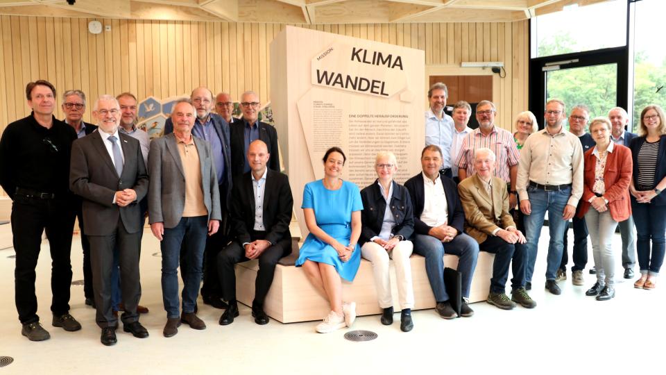 Die KNG-Kommission in der Klimaerlebniswelt.