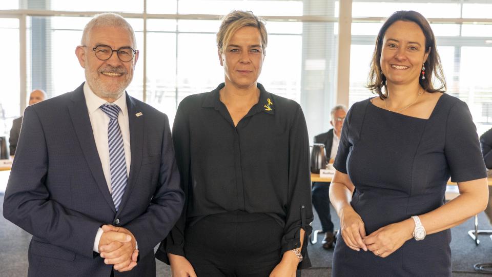 Regionalratsvorsitzender Heinz-Günter Koßmann mit Ministerin Mona Neubaur und Regierungspräsidentin Anna Katharina Böllinggspräs