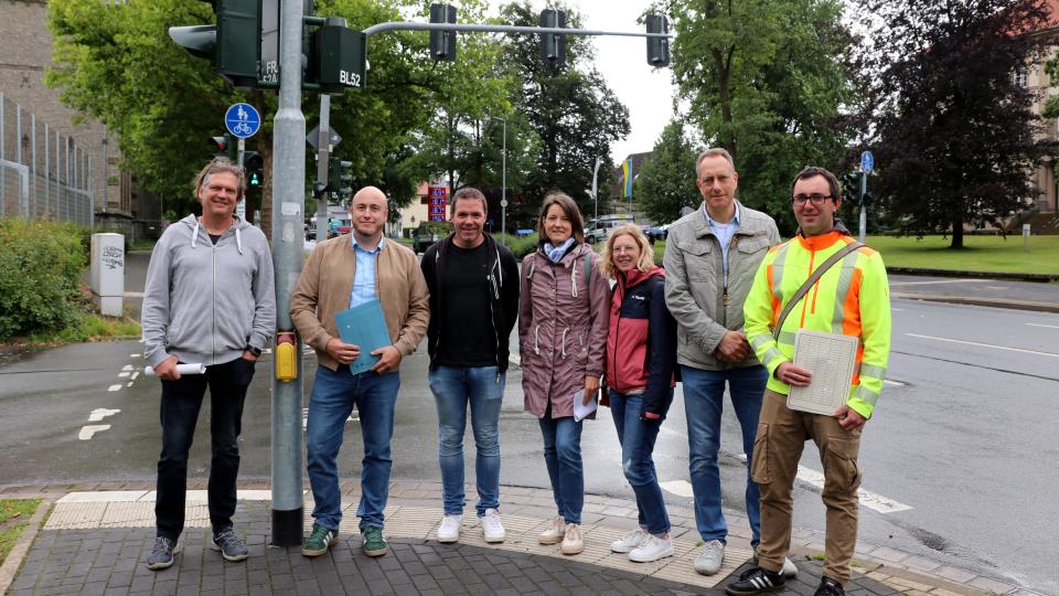 Zukünftige Mitglieder der Unfallkommission schauen sich die Hornsche Straße in Detmold an.