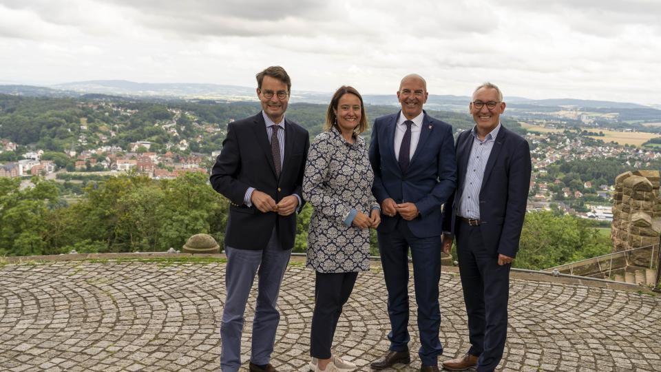Die drei westfälisch-lippischen Regierungspräsident:innen Andreas Bothe (Bezirksregierung Münster, links im Bild), Anna Katharina Bölling (BR Detmold) und Heinrich Böckelühr (BR Arnsberg, rechts) trafen sich mit Dr. Georg Lunemann (zweiter von rechts), dem Direktor des LWL, zu einem Austausch am Kaiser-Wilhelm-Denkmal in Porta Westfalica.