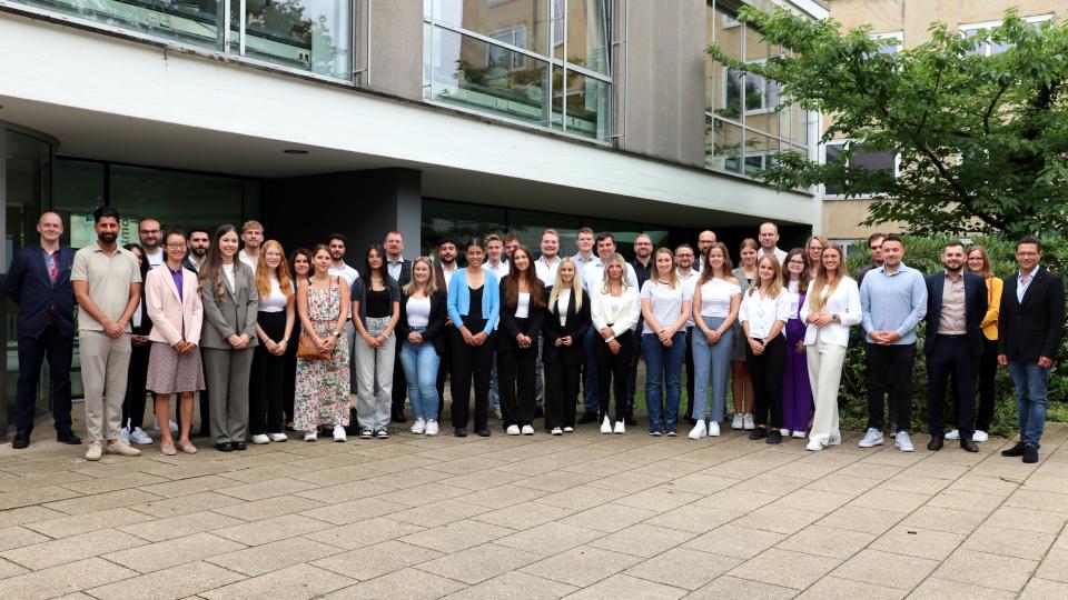 Das Foto zeigt die neu ernannten Anwärterinnen und Anwärter der Bezirksregierung Detmold im Ausbildungsjahrgang 2024.