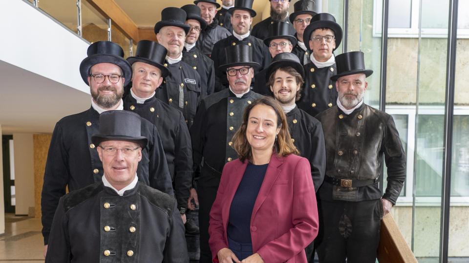 Die Regierungspräsidentin Anna Katharina Bölling im Kreis der Schornsteinfeger