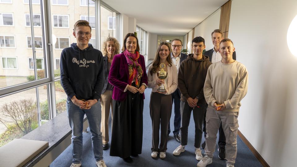 Das Siegerteam mit der Regierungspräsidentin und den Wettbewerbsorganisatoren