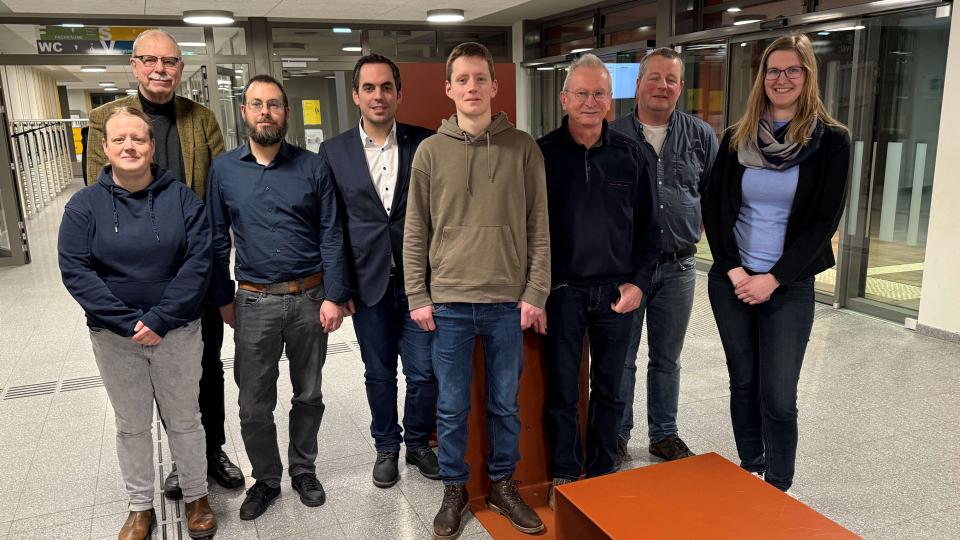 Der Grundstein für eine gute Zusammenarbeit ist gelegt: (v.l.n.r) Sarah Worrech (Bezirksregierung Detmold), Frank Knafla, Tobias Kleingödinghaus (Kreis Lippe), Bürgermeister Torben Blome, Max Kleinsorge, Hermann Ohms, Dirk Steinhage, Johanna Simon (Bezirksregierung Detmold) im Anschluss an die Vorstandswahl.