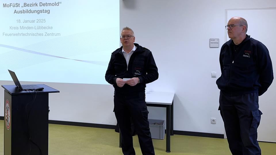 Michael Kirchhoff (Bevölkerungsschutz des Kreises Minden-Lübbecke) und Thomas Podschadly (Kreisbrandmeister) begrüßen die Teilnehmenden. 