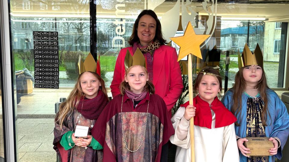 Vier Sternsinger besuchen die Bezirksregierung Detmold und Regierungspräsidentin Anna Katharina Bölling.