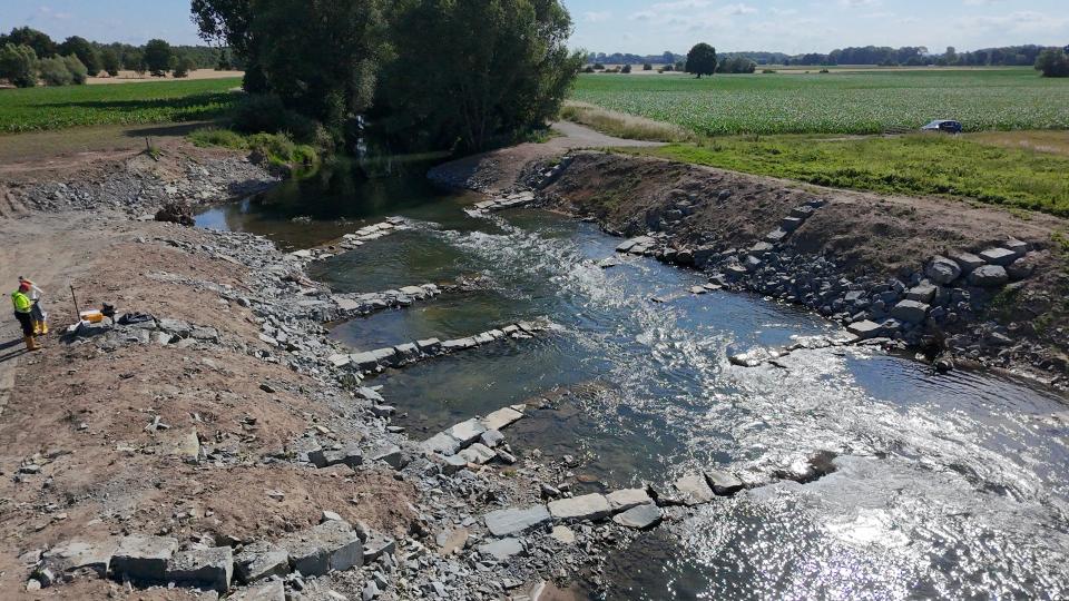Mitarbeitende nehmen Abflussmessungen an der Lippe vor.