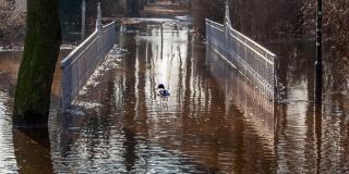 Hochwasser der Weser über eine Fußgängerbrücke