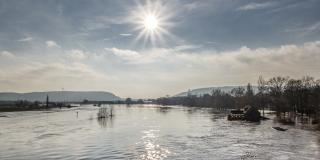 Hochwasser der Weser in Minden mit Blick auf das Kaiser Wilhelm Denkmal und den Fernsehturm auf dem Jakobsberg in Porta Westfalica