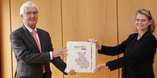 Reinold Stücke, Vorsitzender des Regionalrates, und Regierungspräsidentin Judith Pirscher präsentieren den Entwurf des neuen Regionalplans.
