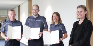 Regierungspräsidentin Judith Pirscher (rechts) hat Peter Schoppe aus Oerlinghausen (von links), Sebastian Fischer aus Leopoldshöhe und Sina Lehmann aus Bielefeld die Ehrenurkunde über die Belobigung des Landes Nordrhein-Westfalen übergeben.