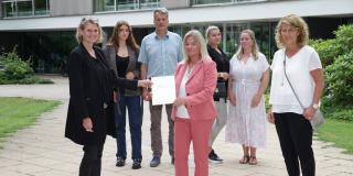 Katja Schultz-Metze erhält die Ehrenurkunde über die Belobigung des Landes NRW