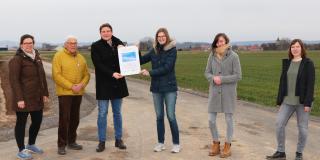 Zufrieden über den Abschluss der Wegebaumaßnahme (von links): Sabrina Wodtke (BR), Vorsitzender der Eigentümerversammlung Franz Engemann, Borgentreichs Bürgermeister Nicolas Aisch, Johanna Simon, Katharina Schmidt und Sandra Luwe (alle: BR).