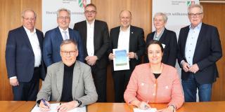 Unterzeichnung der Vereinbarung zur Beschleunigung des Windenergieausbaus in OWL