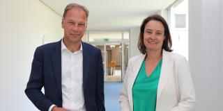 Regierungspräsidentin Anna Katharina Bölling und Ulf C. Reichardt, Vorsitzender der Geschäftsführung von NRW.Energy4Climate, besiegeln gemeinsam die Schirmherrschaft für die Klimakampagne in Ostwestfalen-Lippe. 