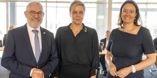 Regionalratsvorsitzender Heinz-Günter Koßmann mit Ministerin Mona Neubaur und Regierungspräsidentin Anna Katharina Böllinggspräs