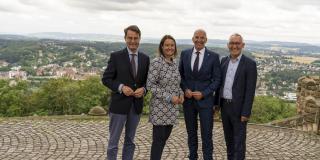 Die drei westfälisch-lippischen Regierungspräsident:innen Andreas Bothe (Bezirksregierung Münster, links im Bild), Anna Katharina Bölling (BR Detmold) und Heinrich Böckelühr (BR Arnsberg, rechts) trafen sich mit Dr. Georg Lunemann (zweiter von rechts), dem Direktor des LWL, zu einem Austausch am Kaiser-Wilhelm-Denkmal in Porta Westfalica.