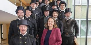 Die Regierungspräsidentin Anna Katharina Bölling im Kreis der Schornsteinfeger