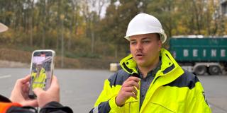 Das Bild zeigt einen Mitarbeiter der Bezirksregierung, der gerade für ein Social-Media-Video gefilmt wird.