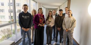 Das Siegerteam mit der Regierungspräsidentin und den Wettbewerbsorganisatoren