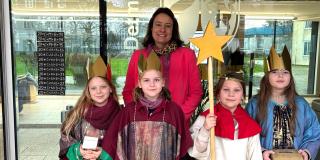 Vier Sternsinger besuchen die Bezirksregierung Detmold und Regierungspräsidentin Anna Katharina Bölling.