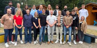Die Nachwuchskräfte als Gruppenfoto der Bezirksregierung Detmold in Ysselsteyn