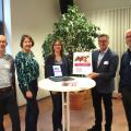 Das neue Plakat für die Service-Plattform "Bildung in der digitalen Welt" wird gezeigt.