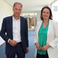 Regierungspräsidentin Anna Katharina Bölling und Ulf C. Reichardt, Vorsitzender der Geschäftsführung von NRW.Energy4Climate, besiegeln gemeinsam die Schirmherrschaft für die Klimakampagne in Ostwestfalen-Lippe. 